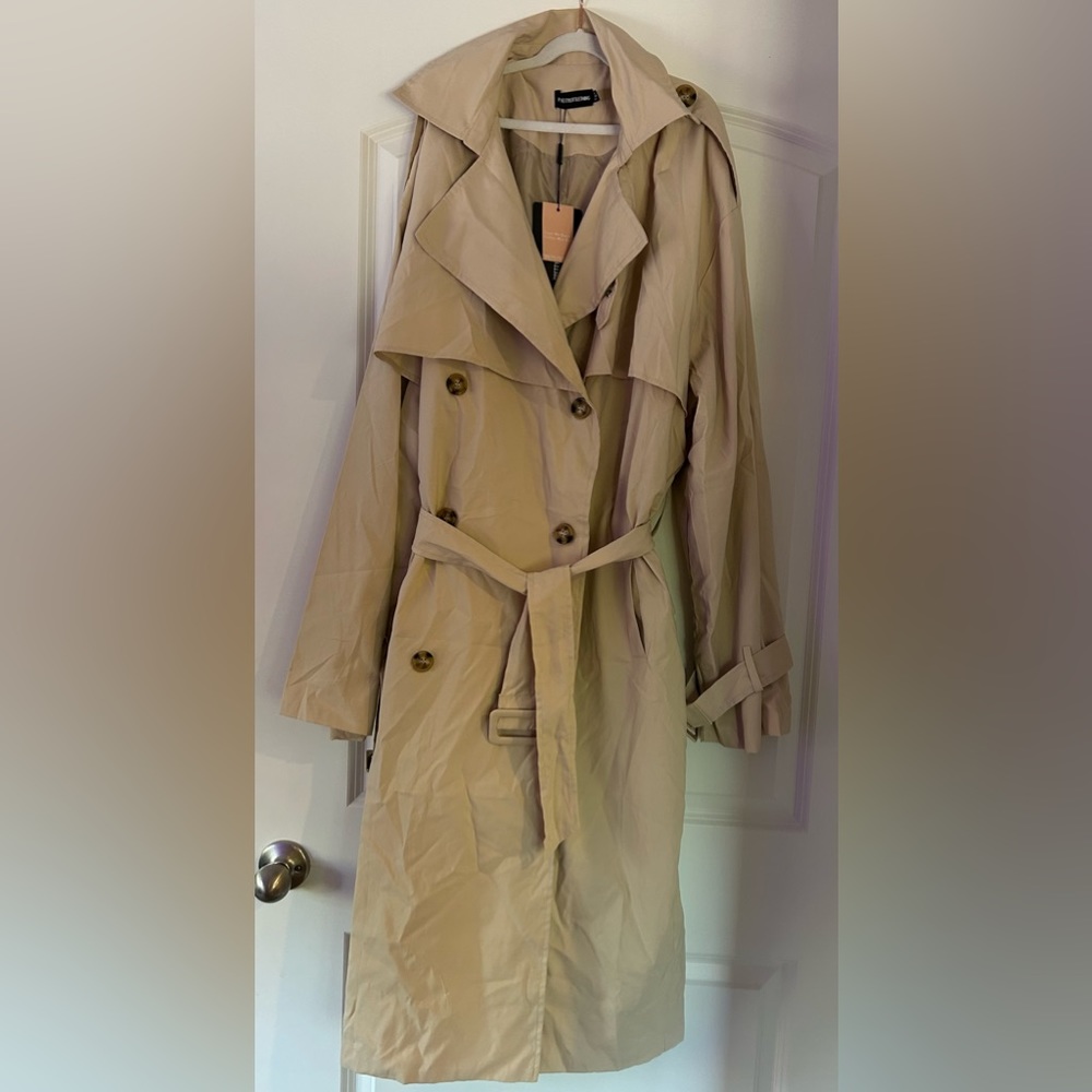 Double flap collar trench coat with double buttons and wrist buckles